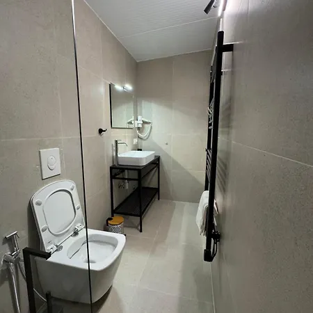 Otel At Mimosa Street Tiran