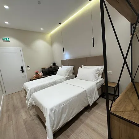 Otel At Mimosa Street